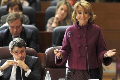 Esperanza Aguirre, junto a Ignacio González, durante el último pleno de esta legislatura de la Asamblea de Madrid.