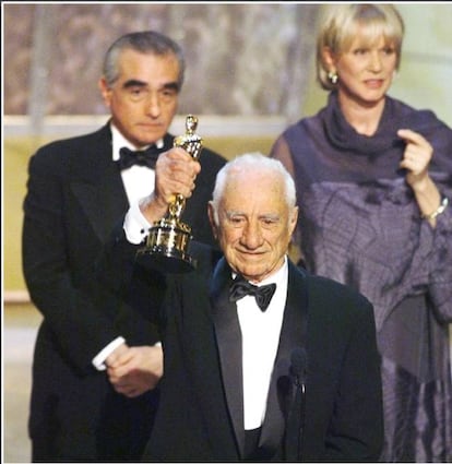 <strong>Os fatos</strong>. Em 1999, o diretor Elia Kazan ganhou um Oscar honorário recebido com a ovação mais incômoda da história da premiação: poucos se puseram de pé, a maioria aplaudiu sentada e Ed Harris e Nick Nolte ficaram de braços cruzados. Kazan é uma figura marcada pela infâmia em Hollywood desde que em 1952 dedurou ao Comitê de Atividades Antiamericanas colegas de profissão que eram de esquerda, arruinando a vida deles. Mas se há algo que Hollywood tem é boa memória. <strong>Por que é um disparate</strong>. Porque a Academia historicamente foge de discursos políticos e controvérsias e, no entanto, lhe pareceu uma ideia sensacional homenagear uma das pessoas mais polêmicas de sua história. Kazan já havia ganhado dois Oscars (por 'A Luz é para Todos' e 'Sindicato de Ladrões'): não precisava de outro, honorário, não era como se a Academia tivesse uma dívida histórica para com ele.