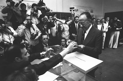 El comunista Santiago Carrillo vota en un colegio electoral en Madrid el 15 de junio de 1977.