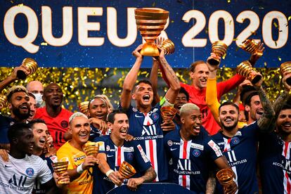 Thiago Silva alza el trofeo de campeones de Copa junto a sus compañeros.