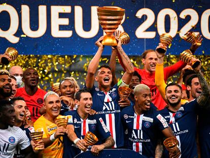 Thiago Silva alza el trofeo de campeones de Copa junto a sus compañeros.