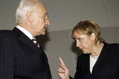 Angela Merkel habla con Edmund Stoiber antes de la primera reunión con sus correligionarios tras las elecciones.