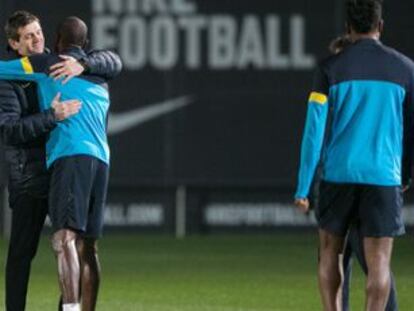 Tito Vilanova se abraza con Abidal