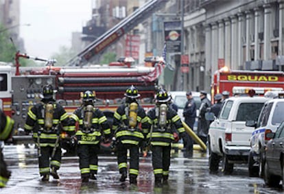 Un grupo de bomberos se dirige al lugar de la explosión.