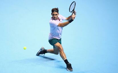 Federer devuelve la pelota contra Zverev, ayer en Londres.