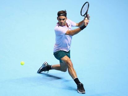 Federer devuelve la pelota contra Zverev, ayer en Londres.