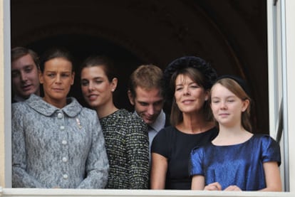 Las princesas Estefanía y Carolina de Mónaco, rodeadas de los cuatro hijos de Carolina.