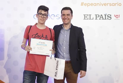 El premio ha sido para Julián Motellón Molina por 'De noche en noche'. del I.E.S. VICENTE MEDINA. Archena, Murcia. El director adjunto de EL PAÍS David Alandete le ha entregado el premio.