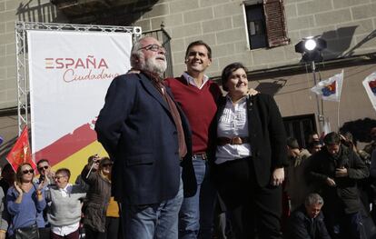 En el centro, el presidente de Ciudadanos, Albert Rivera, acompañado por el filósofo y escritor Fernando Savater y la víctima de ETA Beatriz Sánchez Seco, durante el acto de este domingo.