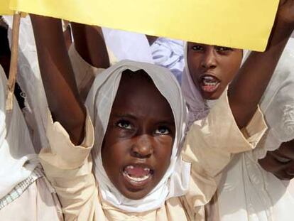 Protesta, ayer, de niños en Sudán contra el supuesto secuestro de menores en Chad para adopciones en Francia.