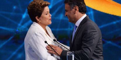 Dilma e A&eacute;cio se cumprimentam ap&oacute;s debate da Band.