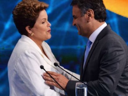 Dilma e A&eacute;cio se cumprimentam ap&oacute;s debate da Band.