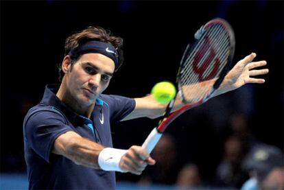 Federer conecta un revés en el partido ante Tsonga.