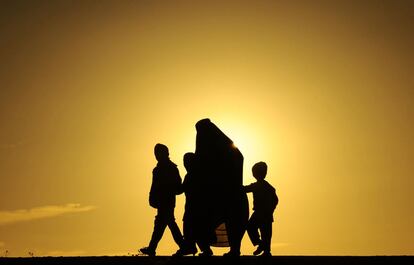 Una familia afgana camina durante al atardecer en Herat. Más de un tercio de los afganos vive en la pobreza extrema.