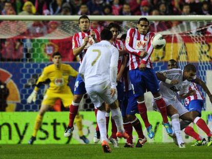 Ronaldo lanza la falta que terminó en el primer gol del Madrid.