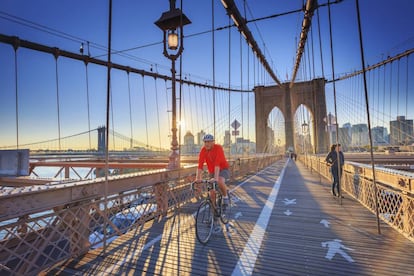 Un ciclista en el puente de Brooklyn, en Nueva York (EE UU).