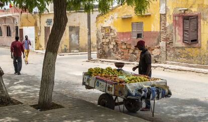 En la avenida Jean Mermoz vende fruta Mamadou desde hace unos meses.