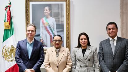Manuel Velasco, Rosa Icela Rodríguez, Karen Castrejón y Carlos Puente durante la reunión en Ciudad de México, este martes.