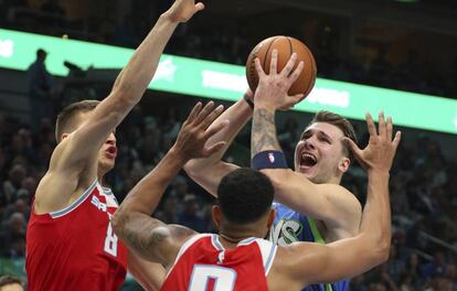 Doncic lanza ante Bogdanovic y Joseph.