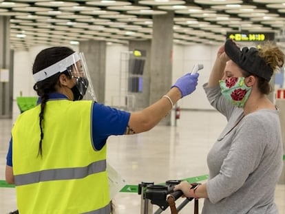 Control de temperatura en el aeropuerto de Madrid-Barajas, en julio de 2020.