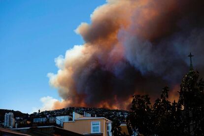 Columna de humo del incendio en Valparaíso.