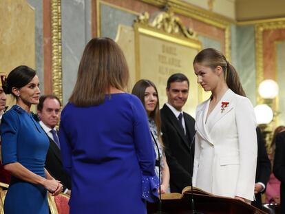 La princesa de Asturias al rey, tras jurar la Constitución, en presencia de la reina Letizia, la infanta Sofía y el presidente del Gobierno en funciones, Pedro Sánchez.