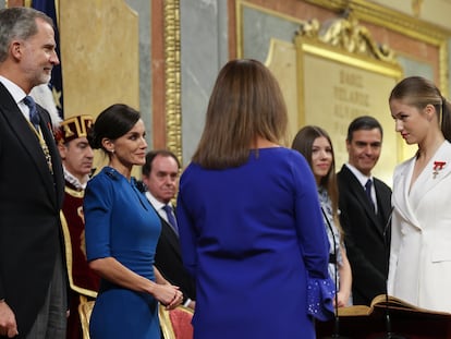 La princesa de Asturias al rey, tras jurar la Constitución, en presencia de la reina Letizia, la infanta Sofía y el presidente del Gobierno en funciones, Pedro Sánchez.