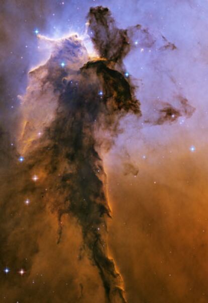Imagen de la nebulosa del Águila, en la Vía Láctea, tomada por el <i>Hubble</i> en noviembre de 2004 y presentada en ocasión de su 15º aniversario.