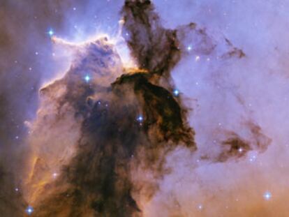 Imagen de la nebulosa del Águila, en la Vía Láctea, tomada por el <i>Hubble</i> en noviembre de 2004 y presentada en ocasión de su 15º aniversario.