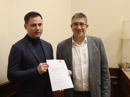 El portavoz del grupo socialista, Patxi López (derecha), cuando registró el viernes en el Congreso la proposición de ley sobre la acusación popular, en una imagen difundida por el PSOE.