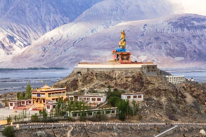 El Buda Maitreya, en el monasterio de Diskit, Ladakh.