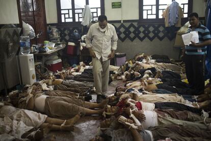 El Cairo, Egipto, 14 de agosto de 2013. Los enfrentamientos en Egipto no cesaron durante agosto. Un hombre cuenta los cuerpos que se amontonan en una morgue de El Cairo, después de que la policía se enfrentara contra los seguidores del presidente saliente, el islamista Mohammed Morsi.
