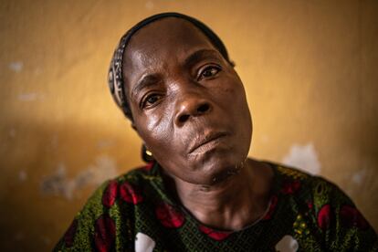 Nancy Yeah (65 años) duerme con su marido y cinco nietos en una pequeña habitación desde que perdió su vivienda en junio de 2015. Ante la falta de respuesta por parte de las autoridades, recuerda con amargura la noche en la que todos sus recuerdos se ahogaron en la fuerza de las olas. Eran las cuatro de la madrugada y no pudo salvar nada.
<p>“A Mr. Weah solo le pediría un techo en el poder dormir para no tener que mendigar”. </p>