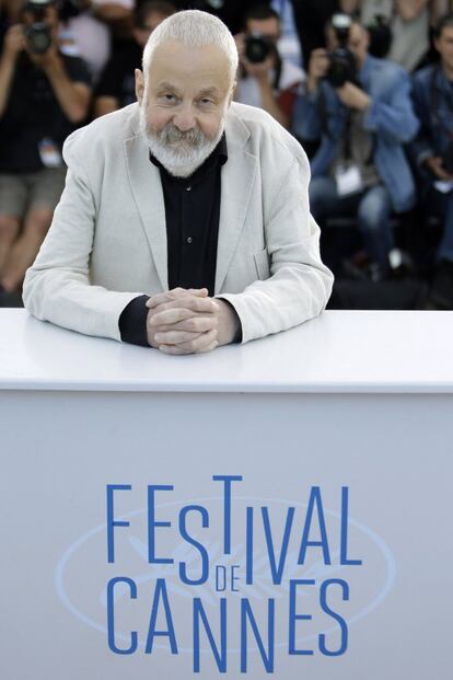 El director, Mike Leigh, que ganó la palma de Oro en 1996 con 'Secretos y mentiras' posa para la prensa durante la presentación de su película 'Mr. Turner' que compite en Cannes.