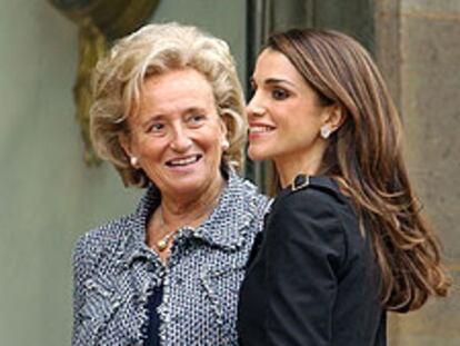 Bernadette Chirac, a la izquierda, recibe, el pasado miércoles, a Rania de Jordania.