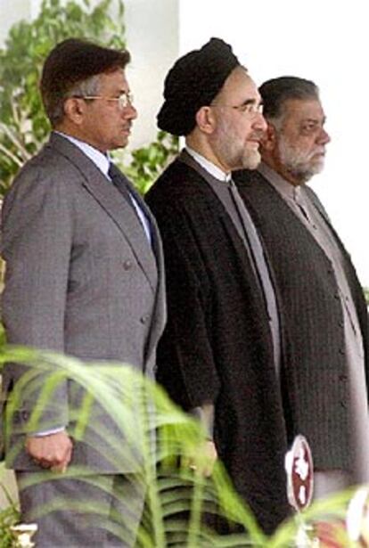 Musharraf y su primer ministro Jamali flanquean al presidente iraní, Jatamí.