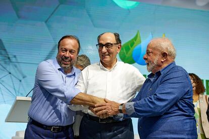 Ignacio Sánchez Galán, presidente de Iberdrola, junto al presidente de Brasil, Luis Inácio Lula da Silva, y el ministro brasileño de minas Alexandre Silveira