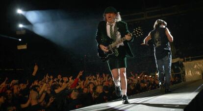Angus Young y Brian Johnson, en el concierto en el Vicente Calderón en 2009.