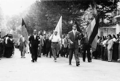 José Luis Molinuevo, antic jugador de l'Athletic Bilbao i exiliat a Perpinyà, porta la bandera republicana espanyola. La bandera anarquista i la de l'Aliança Catalana també van ser presents durant la desfilada de l'alliberament de Perpinyà.