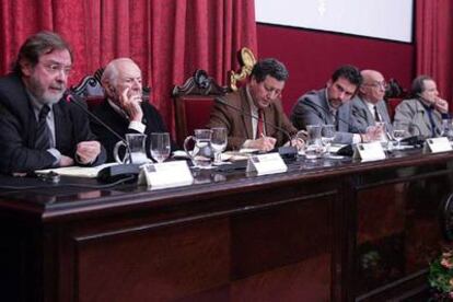 Juan Luis Cebrián, Jean Daniel, Sami Naïr, Enrique Ojeda, José Saramago y Régis Debray, de izquierda a derecha, ayer en Sevilla.