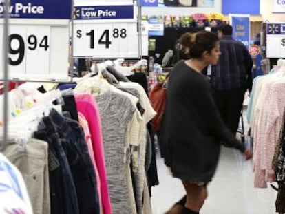 Cliente en una tienda Wal Mart durante el Black Friday