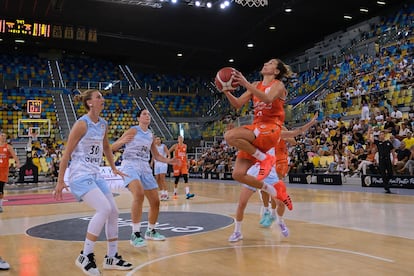 Queralt Casas (d) y Laura Gil (i) , jugadoras del Valencia Bascket Club y del Perfumerías Avenida, durante la final de la Supercopa femenina de baloncesto.