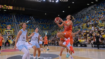 Queralt Casas (d) y Laura Gil (i) , jugadoras del Valencia Bascket Club y del Perfumerías Avenida, durante la final de la Supercopa femenina de baloncesto.