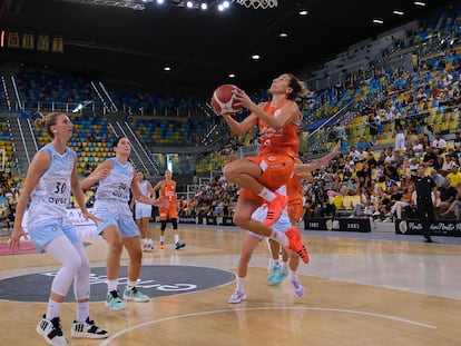 Queralt Casas (d) y Laura Gil (i) , jugadoras del Valencia Bascket Club y del Perfumerías Avenida, durante la final de la Supercopa femenina de baloncesto.