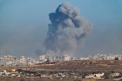 Una columna de humo se eleva sobre Ciudad de Gaza tras un ataque israelí este martes.