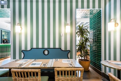 Cita gastronómica. En la céntrica plaza de la Encarnación de Sevilla, el hotel Intelier Casa de Indias (www.intelier.com) tiene una piscina en la azotea con vistas a las 'setas' de la plaza, 29 habitaciones articuladas alrededor de un patio y un restaurante, Indiano Plaza, que sorprende con elaboraciones como Brioche de Carrillada a baja temperatura con baba ganoush, salsa tonkatsu y cebolla encurtida o Huevos rotos con gambas de cristal, salsa de piquillo y mayonesa de trufa a cargo de la chef Gema Cuaresma.