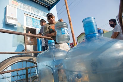Vecinos del municipio de Juárez (Estado de Nuevo León), compran agua en garrafones para enfrentar la escasez de agua potable, el 8 de junio de 2022.