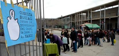 Cientos de personas hacen colas por las calles de Madrid para depositar su voto sobre la privatizaci&oacute;n del Canal de Isabel II.