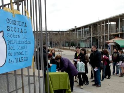 Cientos de personas hacen colas por las calles de Madrid para depositar su voto sobre la privatizaci&oacute;n del Canal de Isabel II.