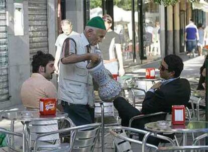 Un vendedor ambulante en Lavapiés, en Madrid.